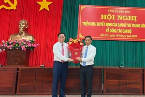 Đồng chí Nguyễn Trọng Nghĩa, Bí thư Trung ương Đảng, Trưởng Ban Tuyên giáo Trung ương trao quyết định cho đồng chí Trần Thanh Lâm giữ chức Phó Bí thư Tỉnh ủy Bến Tre.