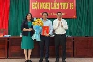 Quyền Bí thư Tỉnh ủy Bến Tre Hồ Thị Hoàng Yến trao quyết định phân công đồng chí Trần Thanh Lâm giữ chức Phó Bí thư Thường trực Tỉnh ủy Bến Tre nhiệm kỳ 2020-2025.
