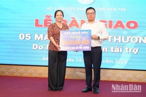 Đồng chí Lê Quốc Minh trao bảng tượng trưng hỗ trợ xây dựng 5 căn nhà mái ấm tình thương cho Hội Liên hiệp Phụ nữ tỉnh Bến Tre. (Ảnh: THẾ ANH)