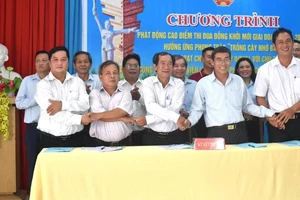 Hội nông dân các huyện, thành phố trong tỉnh Bến Tre ký kết giao ước thi đua "Đồng Khởi mới".