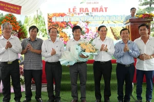 Lãnh đạo tỉnh Bến Tre tặng hoa chúc mừng trong buổi lễ ra mắt nhận diện thương hiệu Làng Văn hóa-Du lịch Chợ Lách. (Ảnh: HOÀNG TRUNG)