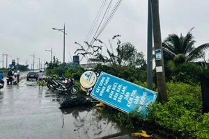 Lốc xoáy làm hư hỏng đường dây điện, biển quảng cáo tại huyện Chợ Lách. (Ảnh: HOÀNG TRUNG)