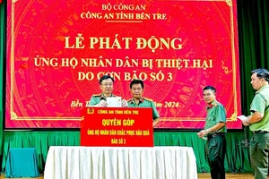 Công an tỉnh Bến Tre tổ chức phát động ủng hộ đồng bào thiệt hại do bão, lũ. (Ảnh: HOÀNG TRUNG)