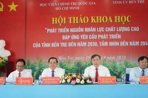 Đại biểu chủ trì tại Hội thảo về phát triển nguồn nhân lực chất lượng cao cả tỉnh Bến Tre. (Ảnh: HOÀNG TRUNG)