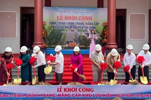 Lãnh đạo tỉnh tham dự buổi lễ thực hiện nghi thức động thổ khởi công công trình chỉnh trang, nâng cấp Khu lưu niệm Nguyễn Thị Định. (Ảnh: HOÀNG TRUNG)