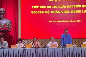 Đại biểu chủ trì hội nghị tiếp xúc cử tri là cán bộ, đoàn viên, người lao động tại tỉnh Bến Tre. (Ảnh: HOÀNG TRUNG)