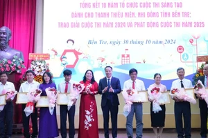 Lãnh đạo tỉnh Bến Tre trao Bằng khen của Chủ tịch Ủy ban nhân dân tỉnh Bến tre cho các tập thể, cá nhân đạt thành tích xuất sắc. (Ảnh: HOÀNG TRUNG)