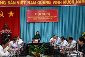 Đại biểu tham dự Hội nghị cho ý kiến về sắp xếp, tinh gọn tổ chức bộ máy. (Ảnh: HOÀNG TRUNG)