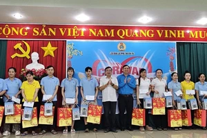 Lãnh đạo tỉnh Bến tre tặng quà cho người lao động có hoàn cảnh khó khăn tại Khu Công nghiệp Giao Long. (Ảnh: HOÀNG TRUNG)