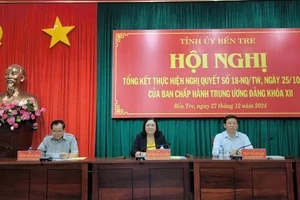 Lãnh đạo tỉnh Bến tre chủ trì Hội nghị tổng kết Nghị quyết số 18 của Ban Chấp hành Trung ương Đảng khóa XII. (Ảnh: HOÀNG TRUNG)