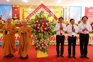 Đại diện lãnh đạo tỉnh Hà Tĩnh chúc mừng Đại lễ Phật đản năm 2022.
