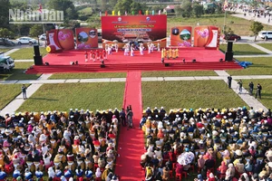 Hàng chục nghìn du khách và tăng ni, phật tử nô nức khai hội chùa Hương năm 2023.