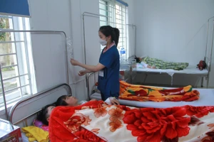 Các y, bác sĩ Trung tâm y tế Nghi Xuân đang tiếp tục theo dõi tình hình sức khỏe của các học sinh bị ngộ độc.