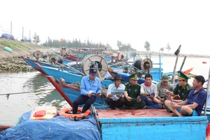 Bộ đội Biên phòng Hà Tĩnh tích cực tuyên truyền, phổ biến các quy định liên quan đến khai thác thủy hải sản cho ngư dân.