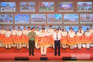 Đại diện Ban tổ chức trao giải xuất sắc toàn đoàn cho Đoàn nghệ thuật quần chúng Công an tỉnh Nghệ An.