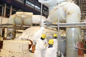 Sữa chữa, bảo trì các thiết bị vận hành tại Nhà máy Nhiệt điện Vũng Áng 1.(Ảnh: PT)