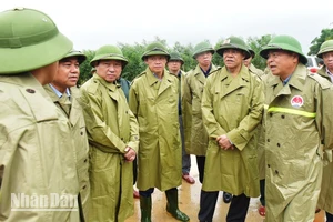 Thứ trưởng Bộ Nông nghiệp và Phát triển nông thôn cùng lãnh đạo tỉnh thị sát các điểm sạt lở do mưa lũ.