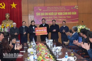 Nguyên Chủ tịch nước Trương Tấn Sang trao biểu trưng tặng 200 suất quà Tết cho các hộ gia đình gặp hoàn cảnh khó khăn ở Đức Thọ.