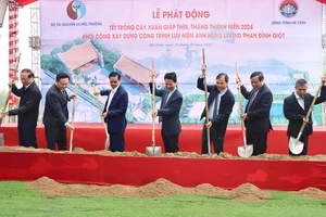 Đại diện lãnh đạo Bộ Tài nguyên và Môi trường, tỉnh Hà Tĩnh thực hiện nghi thức khởi công công trình lưu niệm Anh hùng Phan Đình Giót.
