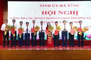 Các đồng chí Thường trực Tỉnh ủy Hà Tĩnh tặng hoa chúc mừng các đồng chí nhận nhiệm vụ mới.