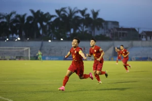 Một pha ăn mừng của các cầu thủ Hồng Lĩnh Hà Tĩnh sau khi ghi bàn thắng trên sân nhà.