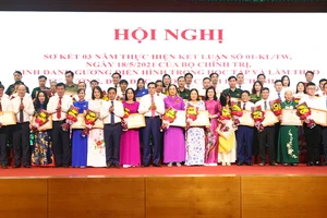 Các đồng chí lãnh đạo tỉnh Hà Tĩnh vinh danh các điển hình trong học tập và làm theo tư tưởng, đạo đức, phong cách Hồ Chí Minh, giai đoạn 2021-2024.