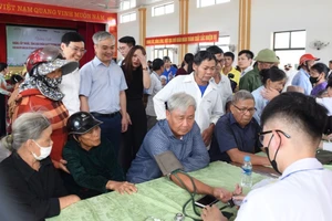Hơn 500 đối tượng chính sách ở Nghi Xuân (Hà Tĩnh) được thăm khám và cấp thuốc miễn phí.