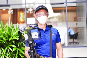 Nhà báo Thành Lương tác nghiệp tại TP Hồ Chí Minh khi dịch Covid-19 bùng phát.