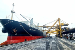 Tàu Việt Thuận Star vào "xông" cảng Cẩm Phả nhận tấn than đầu tiên của năm mới đi thị trường nội địa. 