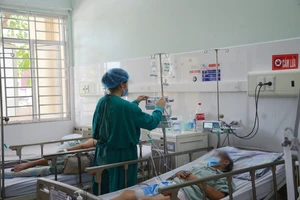 Điều trị bệnh nhân Covid-19 tại Bệnh viện Bãi Cháy, Quảng Ninh.
