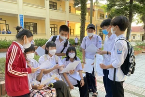 Các thí sinh trước giờ vào thi môn đầu tiên Ngữ văn trong sáng ngày 1/6 tại điểm thi Trường Trung học phổ thông Bạch Đằng, thị xã Quảng Yên.