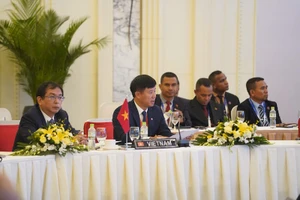 Ông Phạm Đức Luận, Cục trưởng Cục Quản lý đê điều và Phòng, chống thiên tai (Bộ Nông nghiệp và Phát triển nông thôn) trình bày về Tuyên bố Hạ Long tại Hội nghị Bộ trưởng ASEAN về Quản lý thiên tai lần thứ 11.