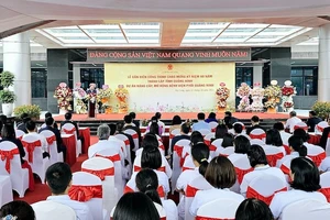 Quang cảnh buổi lễ gắn biển công trình Bệnh viện Phổi Quảng Ninh chào mừng 60 năm thành lập tỉnh.