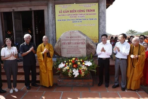 Các đại biểu thực hiện nghi lễ gắn biển công trình chào mừng 60 năm thành lập tỉnh Quảng Ninh.