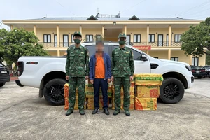 Đối tượng Phúc cùng tang vật bị lực lượng Bộ đội Biên phòng Quảng Ninh bắt giữ.