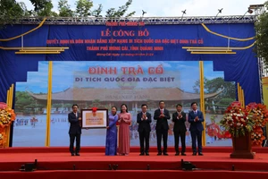 Lãnh đạo Bộ Văn hóa Thể thao và Du lịch trao Bằng xếp hạng Di tích Quốc gia đặc biệt đình Trà Cổ cho thành phố Móng Cái.