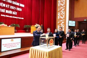 Các đại biểu bỏ phiếu bầu chức vụ Phó Chủ tịch Ủy ban nhân dân tỉnh Quảng Ninh Nhiệm kỳ 2021-2026.