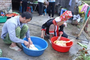 Gia đình anh Chìu Quay Chầu ở thôn Kéo Chản, xã Đồng Tâm, huyện Bình Liêu chuẩn bị cho mâm cơm cúng đón Tết sớm.