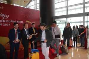 Những du khách đầu tiên đến từ thành phố Hồ Chí Minh "xông đất" Cảng Hàng không quốc tế Vân Đồn trong ngày Mùng 1 Tết.