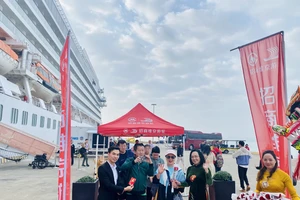 Lãnh đạo Sở du lịch Quảng Ninh và cảng tàu khách quốc tế Hạ Long chào mừng các du khách đến Hạ Long bằng đường biển trong ngày đầu của năm mới 2024.