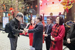 Lãnh đạo tỉnh Quảng Ninh tặng hoa chúc mừng đoàn khách quốc tế đầu tiên đến Hạ Long trong ngày mồng 1 Tết Giáp Thìn 2024.