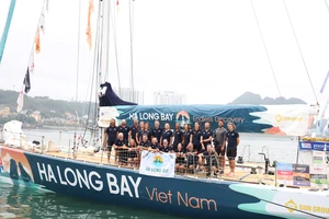 Đội đua thuyền buồm "Ha Long Bay, Viet Nam" vui mừng về đích tại Cảng tàu khách quốc tế Hạ Long.
