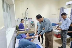 Lãnh đạo thị xã Quảng Yên thăm hỏi, động viên các công nhân đang điều trị tại cơ sở y tế của thị xã Quảng Yên và thành phố Uông Bí.