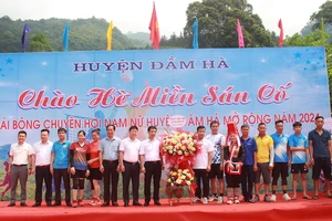 Lãnh đạo huyện Đầm Hà tặng hoa chúc mừng tại lễ khai mạc Chào hè miền Sán cố xã Quảng An.