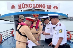 Cảnh sát giao thông phối hợp với Cảng vụ đường thủy nội địa tăng cường kiểm tra các phương tiện đường thủy đưa khách du lịch tham quan Vịnh Hạ Long.