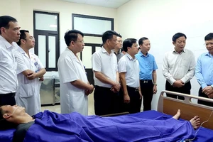 Lãnh đạo Ủy ban nhân dân tỉnh Quảng Ninh và các đoàn thể đến thăm hỏi, động viên nạn nhân bị thương đang điều trị tại Bệnh viện Đa khoa tỉnh Quảng Ninh.