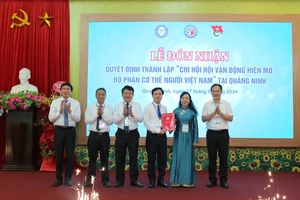 Phó Giáo sư, Tiến sĩ Nguyễn Thị Kim Tiến, Chủ tịch Hội Vận động hiến mô, bộ phận cơ thể người Việt Nam trao Quyết định thành lập Chi hội vận động hiến mô, bộ phận cơ thể người tại Quảng Ninh.