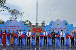 Các đại biểu cắt băng khánh thành Cột cờ Tổ quốc trên đảo Thanh Lân, Cô Tô.
