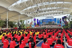 Ngày Quốc tế Yoga lần thứ 10 được tổ chức tại huyện Vân Đồn, tỉnh Quảng Ninh.
