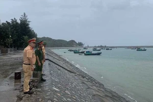 Công an huyện Cô Tô kiểm đếm các phương tiện đang neo đậu ở khu vực tránh trú bão trên đảo.
